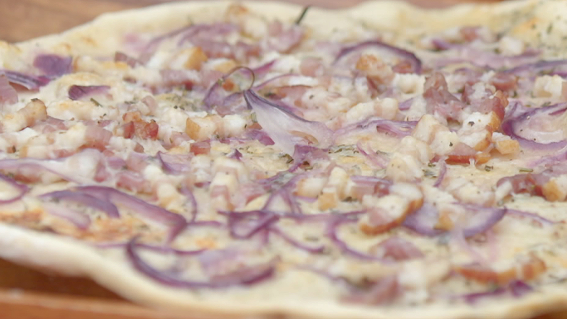 Flammkuchen met rozemarijn en Gruyère
