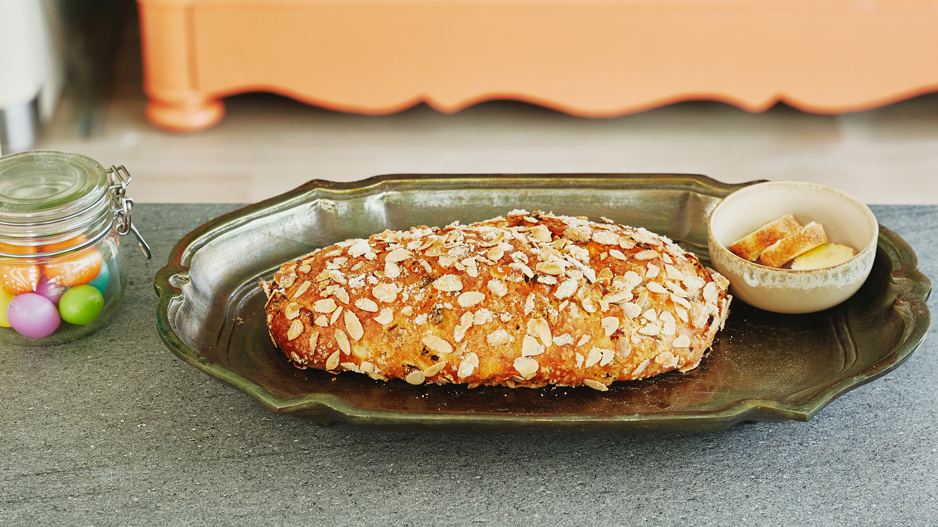 Paasbrood met amandelspijs en rum