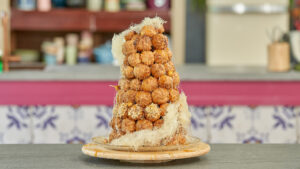 Croquembouche met gezouten karamel en tahin