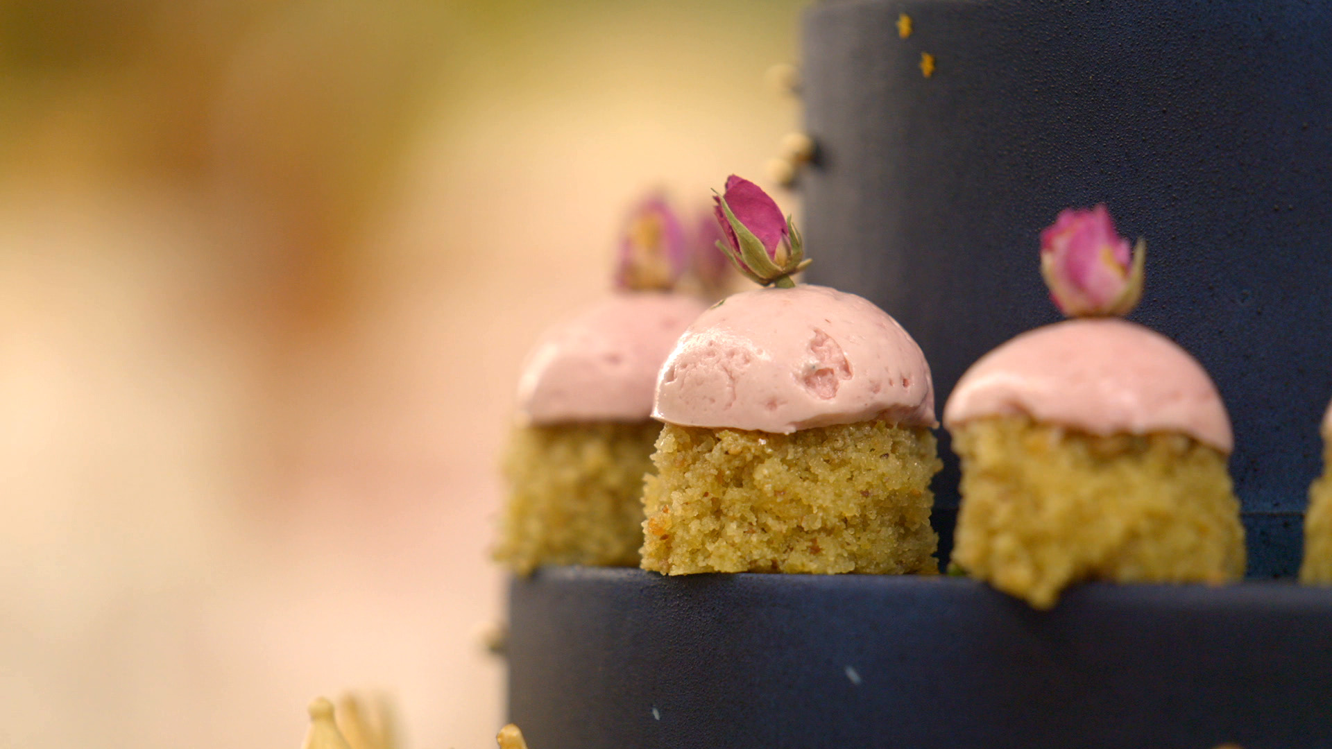 Bolgebakjes met framboos en pistache