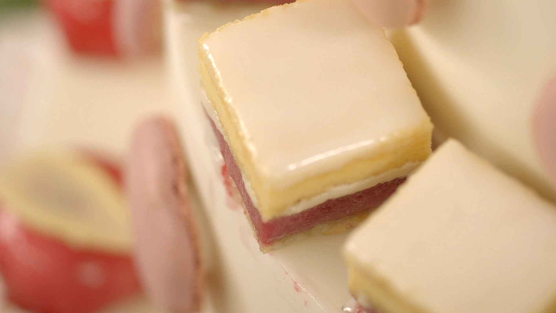 Petit fours met kokos en witte chocolade