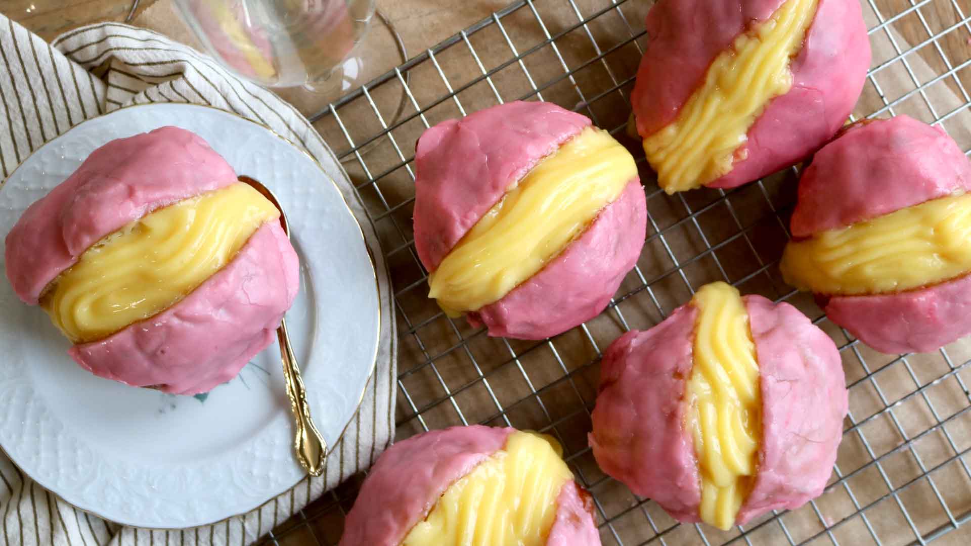 Het recept voor het maken van bolpoucen: Tompouce Oliebollen
