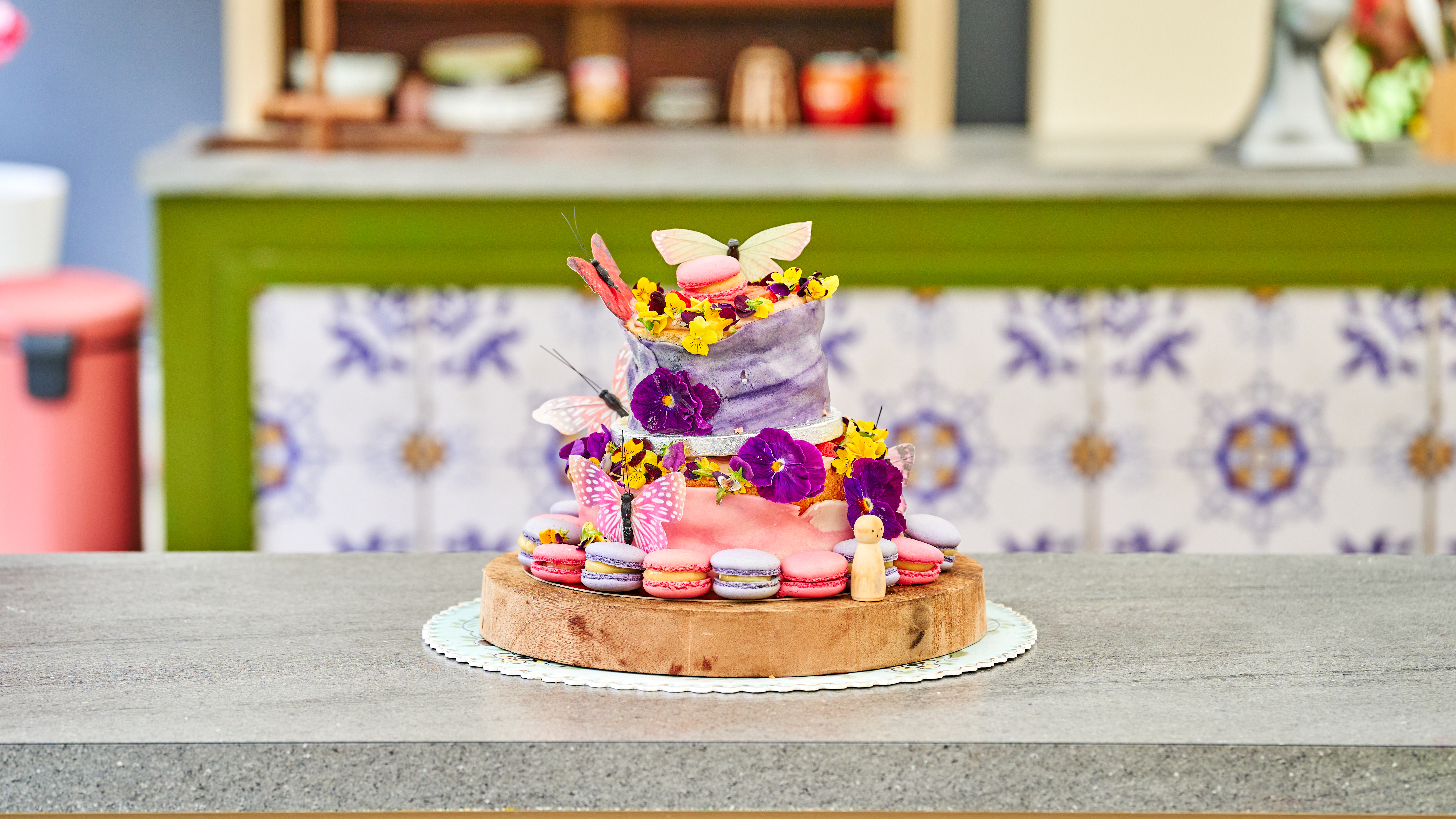 Bloemige macarontaart