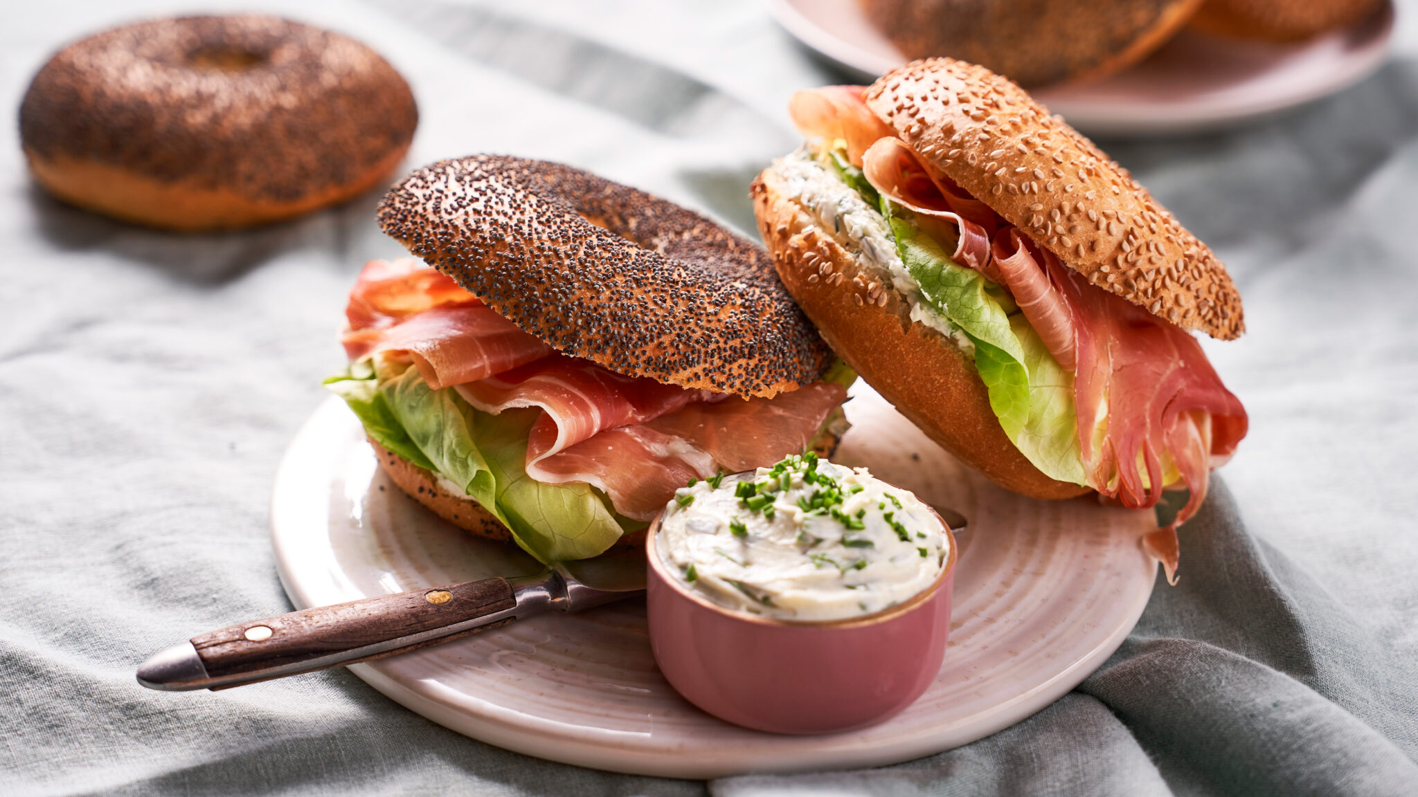 Bagel vs. donut verschillen én overeenkomsten Heel Holland Bakt