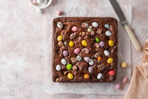 Brownie met paaseieren