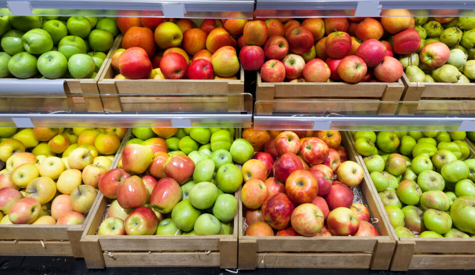 Verschillende soorten appels in kratten