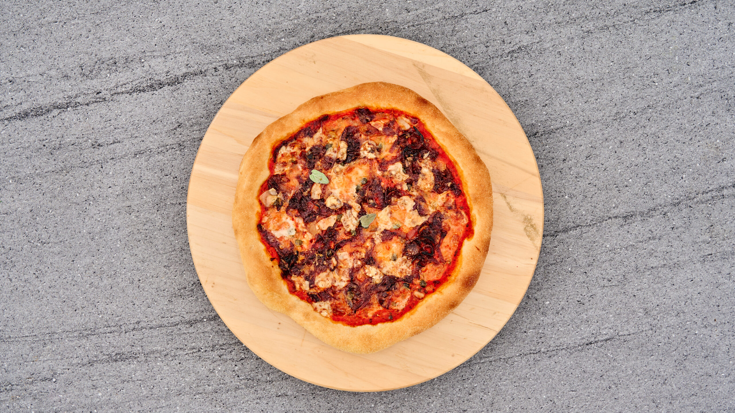 Pizza met ansjovis en gekarameliseerde ui