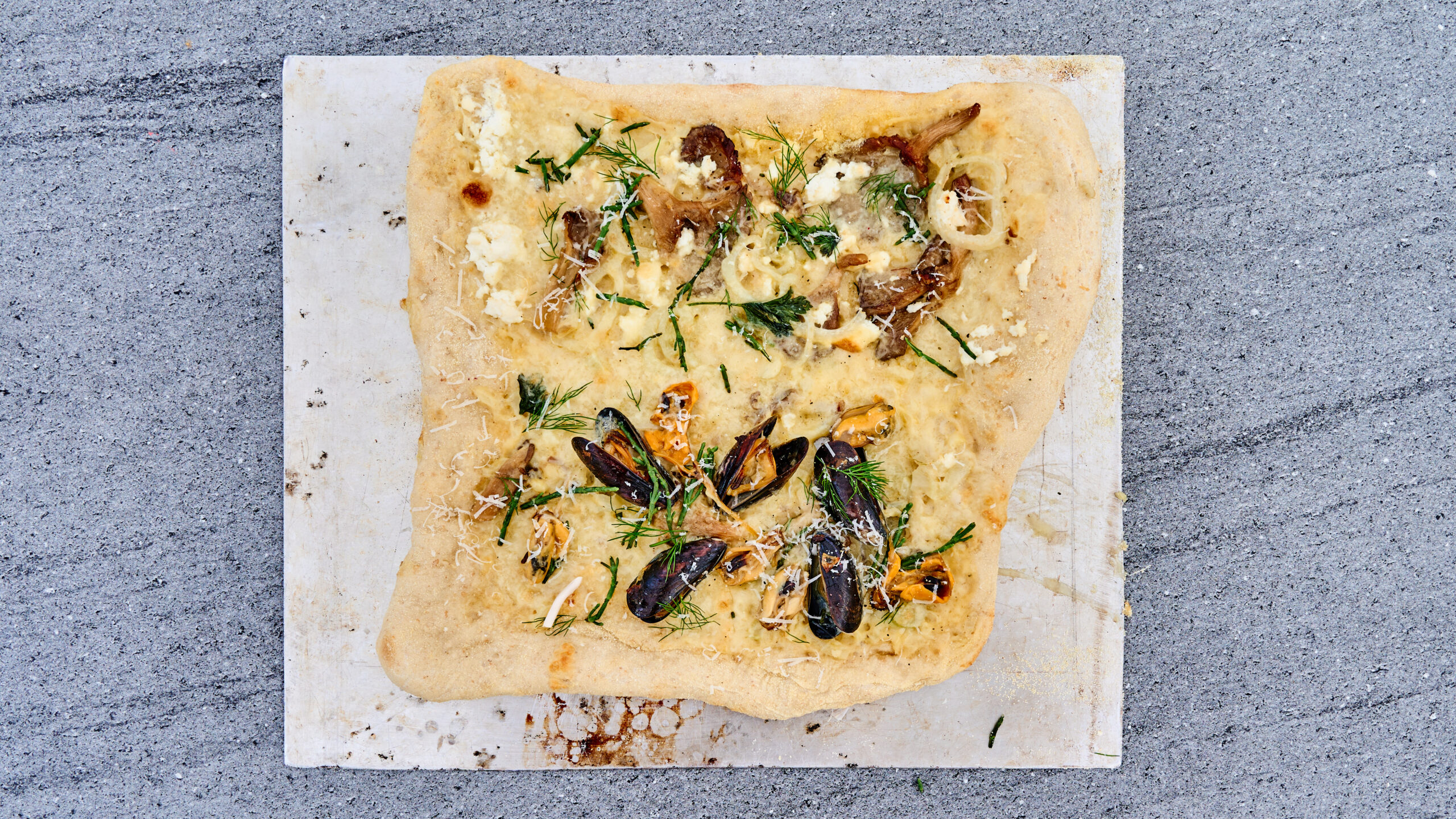 Pizza met mosselen, oesterzwammen en zeekraal