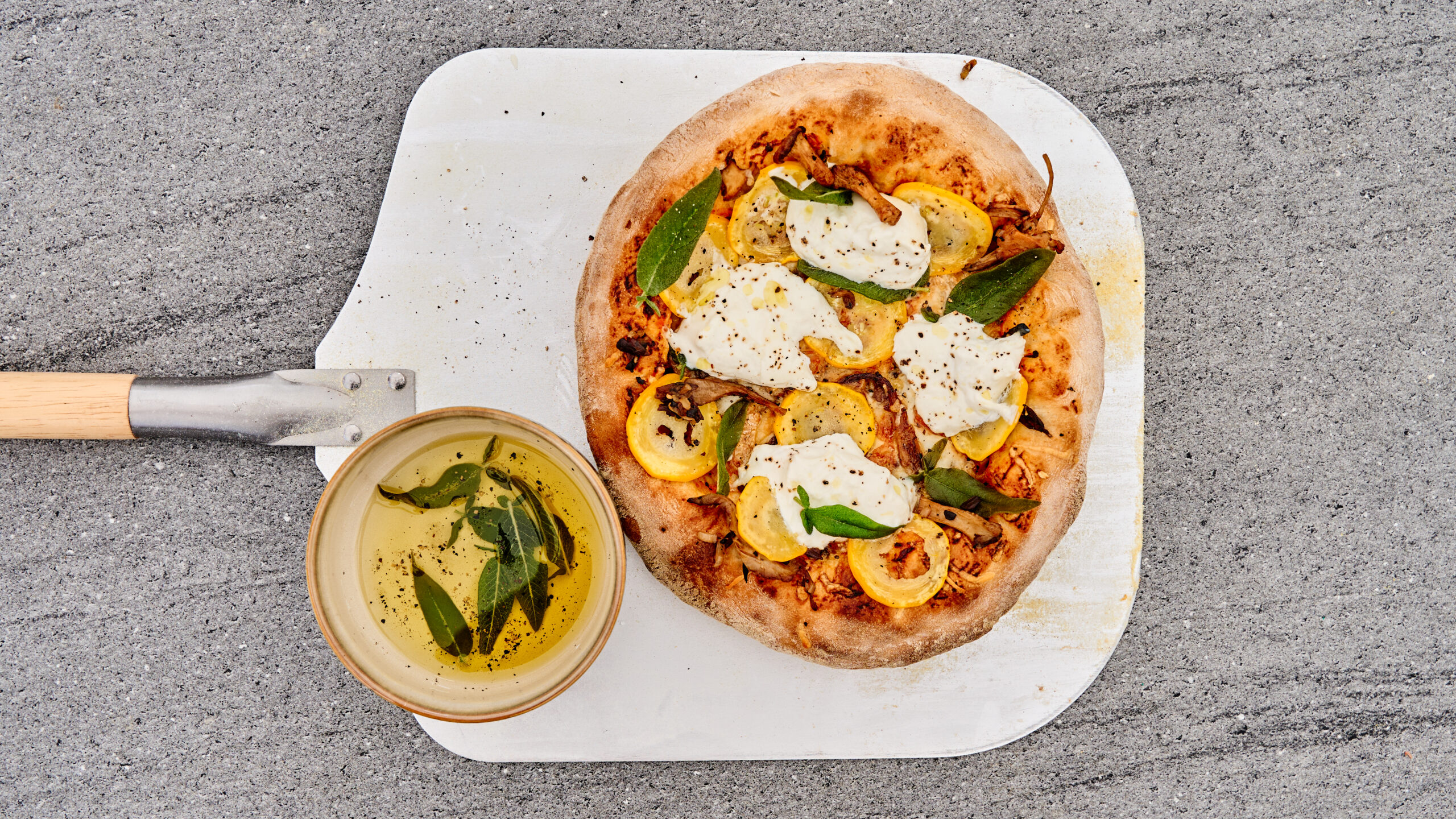 Pizza met paddenstoelenmix, courgette en gefrituurde salie