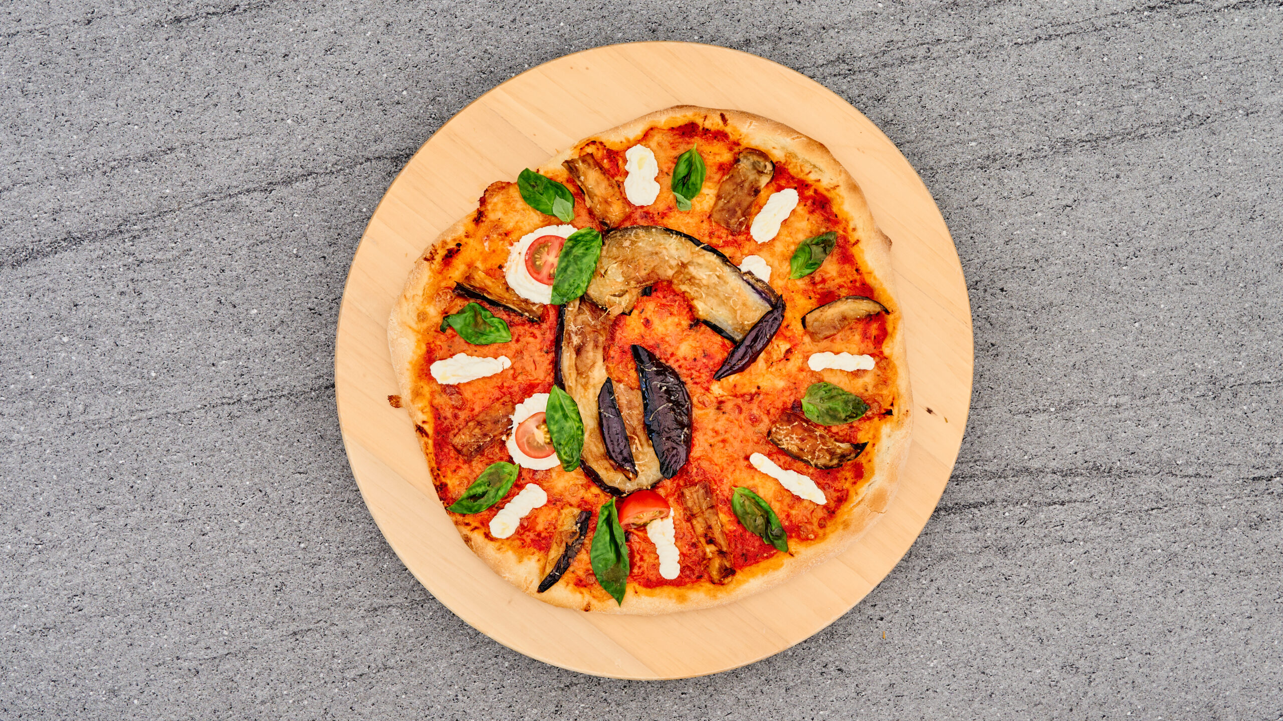 Pizza met aubergine en ricotta