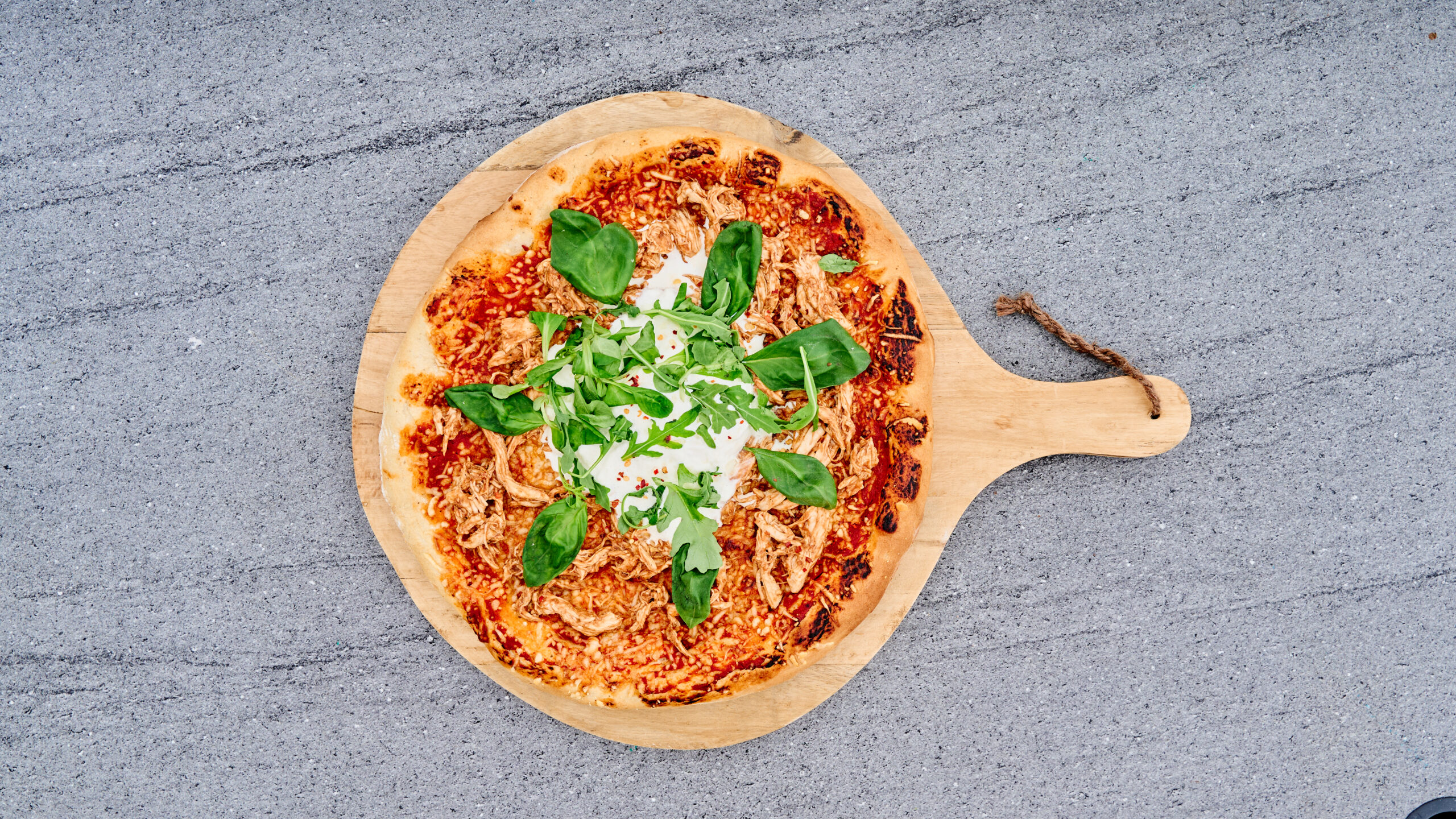 Pizza met kip en burrata