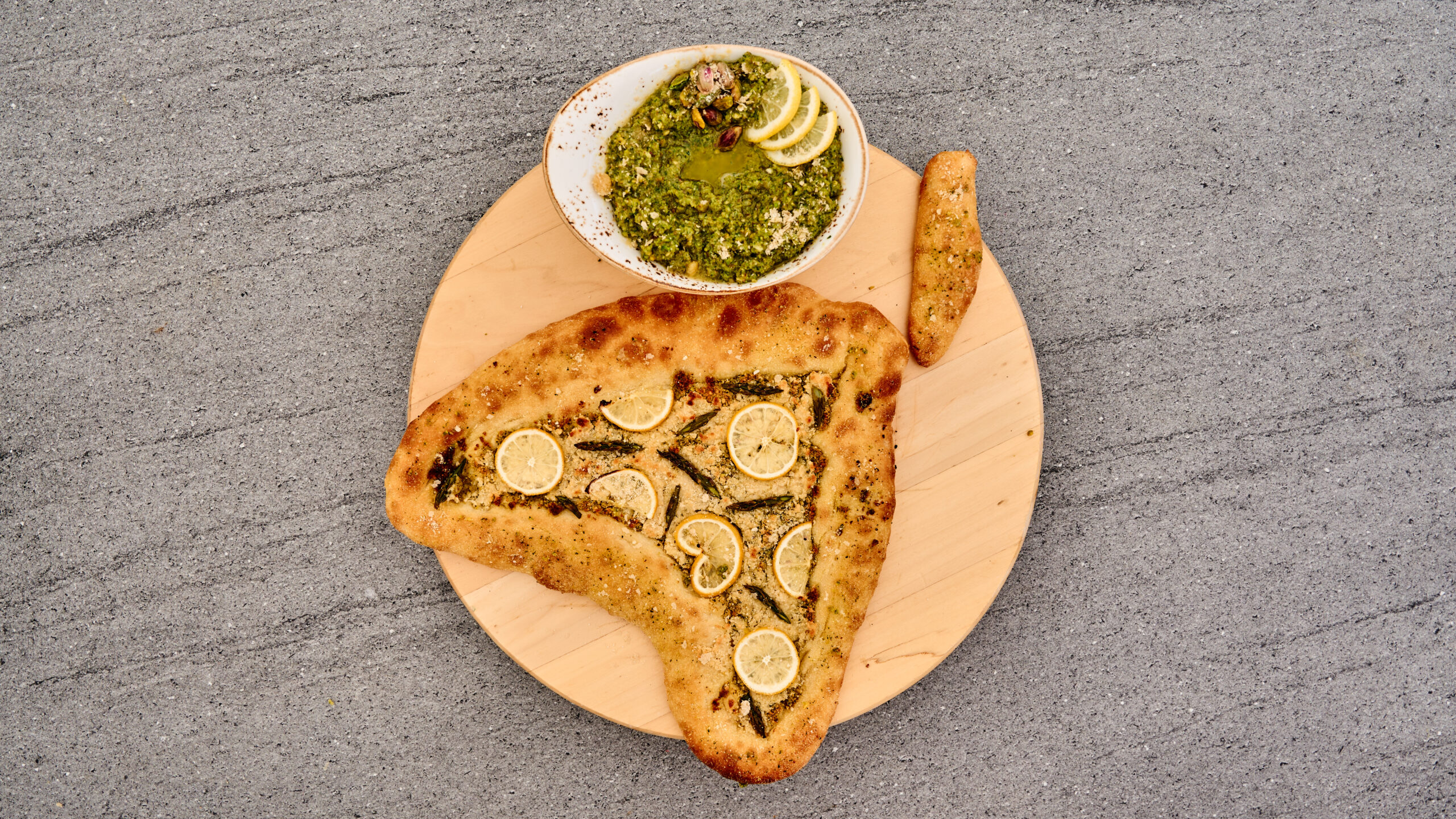Vegan pizza met pistachepesto en ricotta
