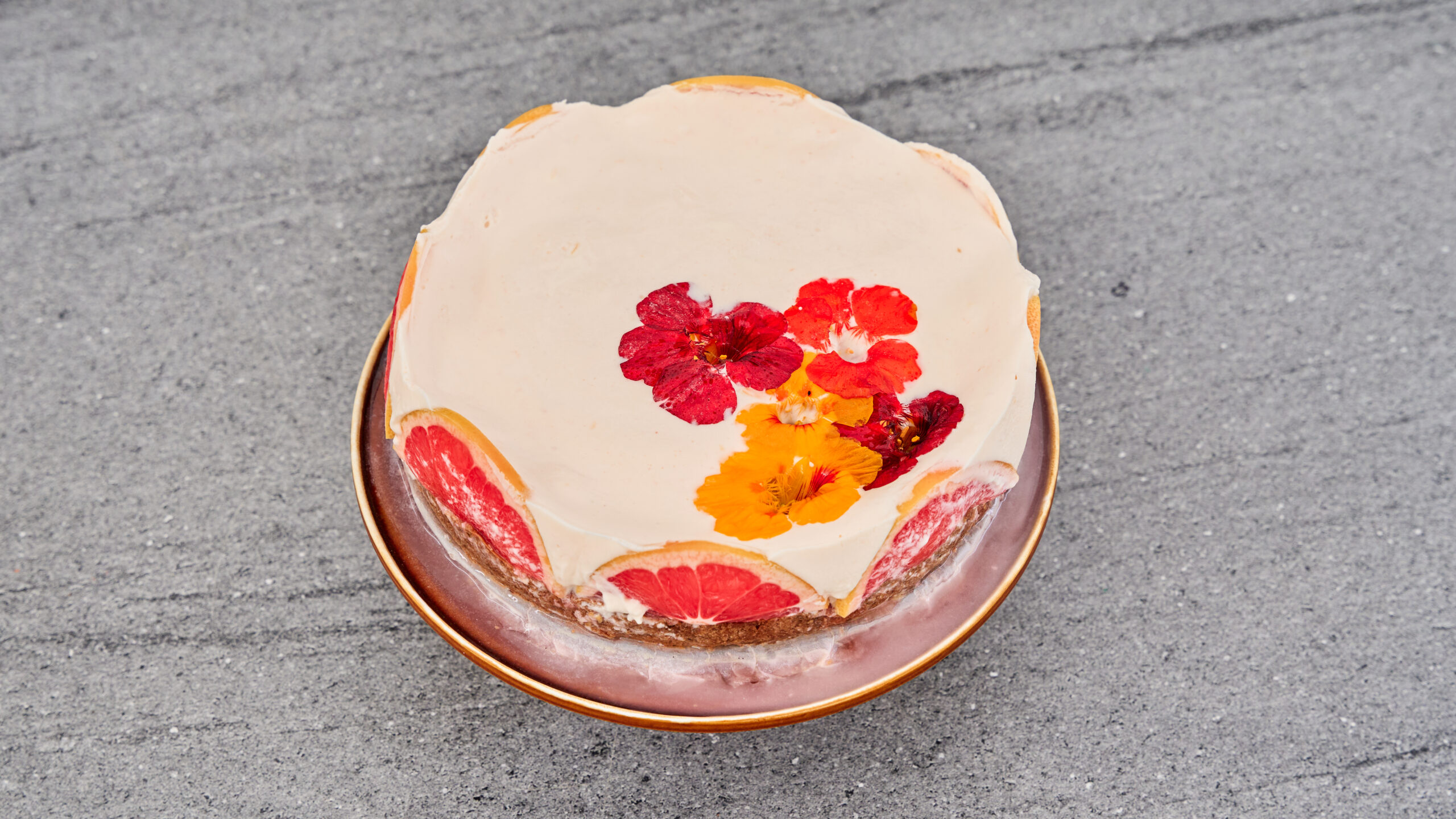 Bavaroistaart met aardbeiencompote en grapefruit