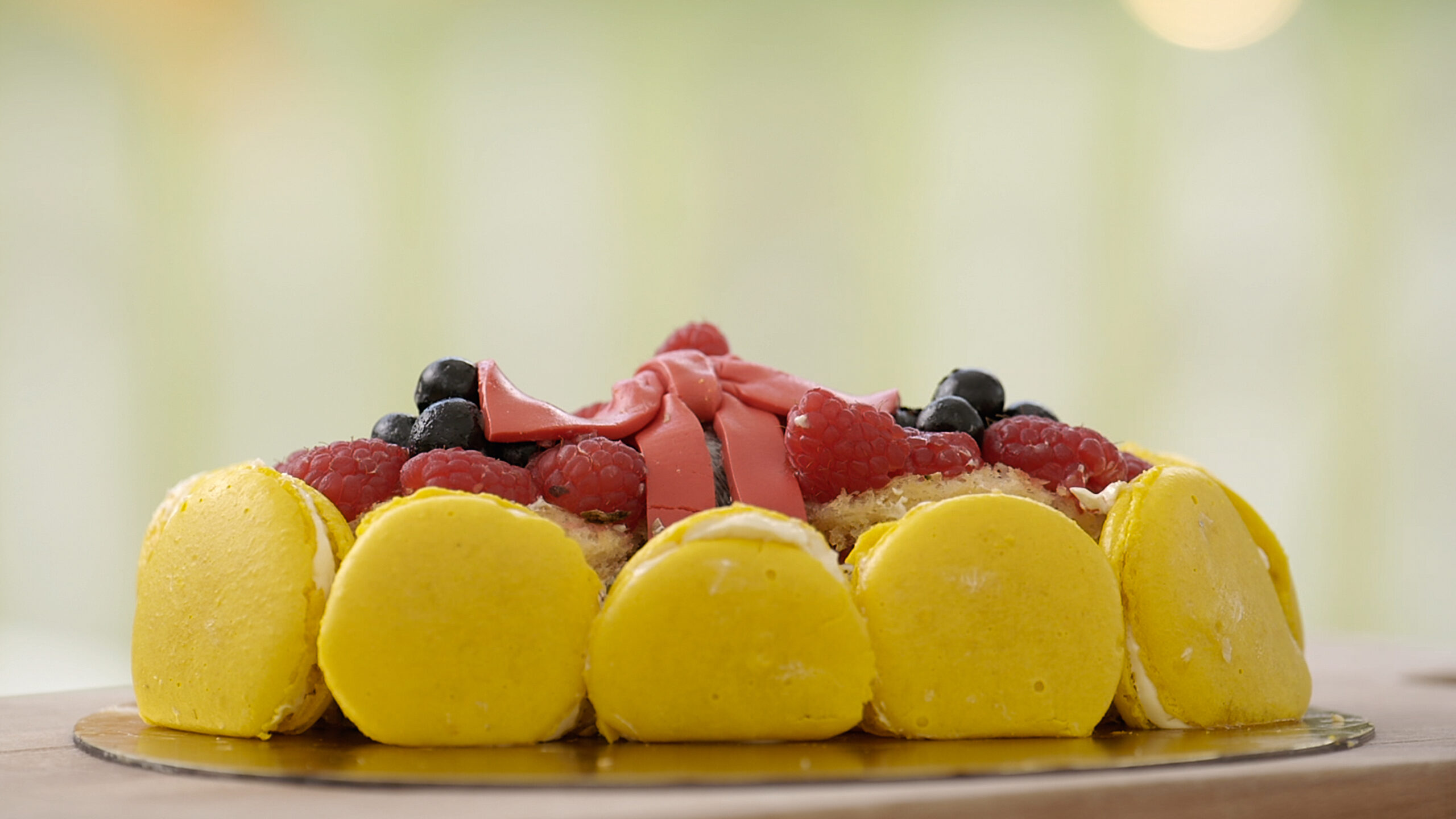 Pakjestaart met macarons en sinaasappel-passievruchten curd