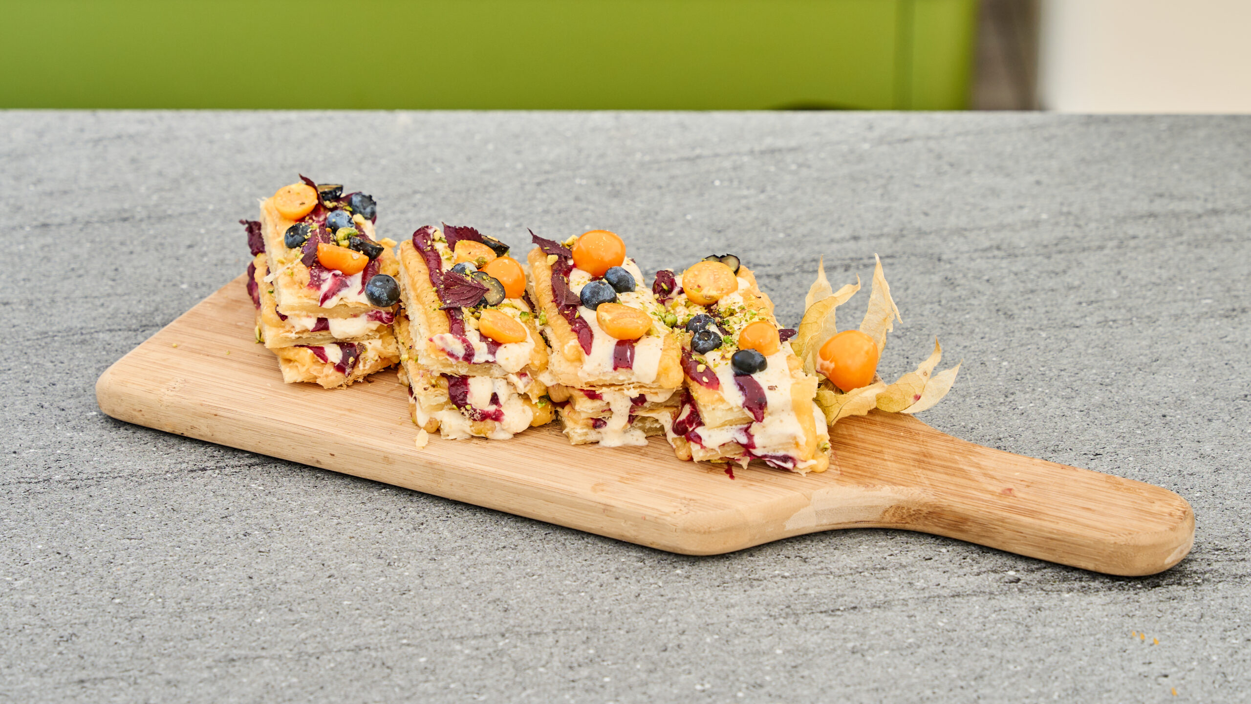 Millefeuille met banketbakkersroom en blauwe bessen curd