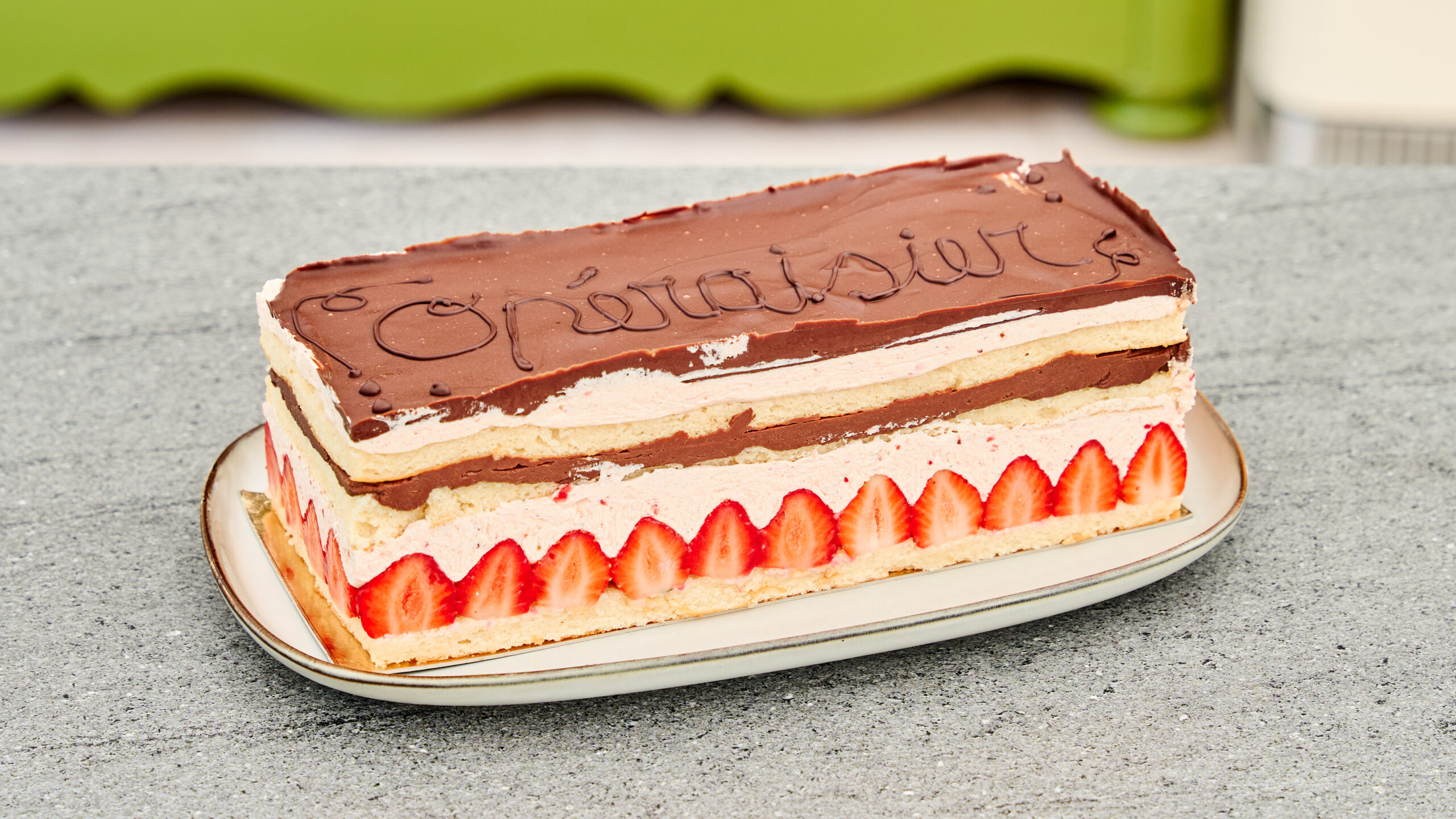 Opèra fraisier taart met Franse botercrème en chocolade ganache