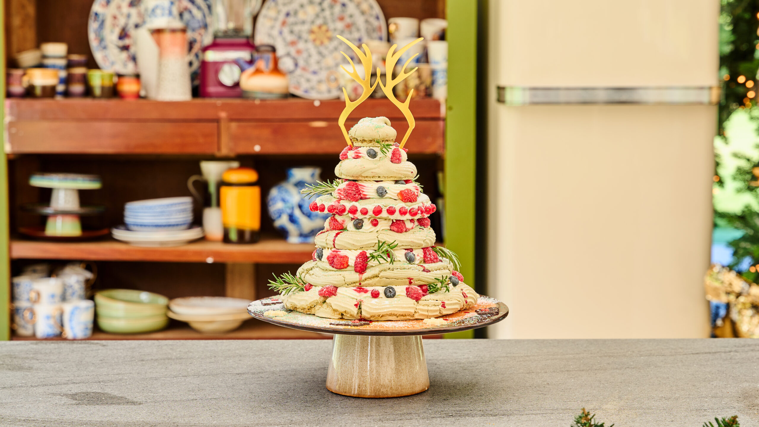 Meringue pavlova kerstboom met rood fruit
