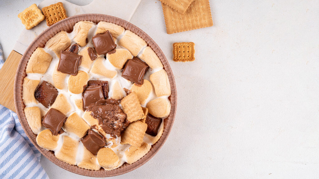 S'mores uit de airfryer, met marshmallows, chocolade en koekjes.