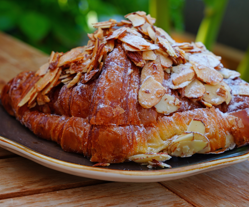 Tover oude croissants om tot amandelcroissant