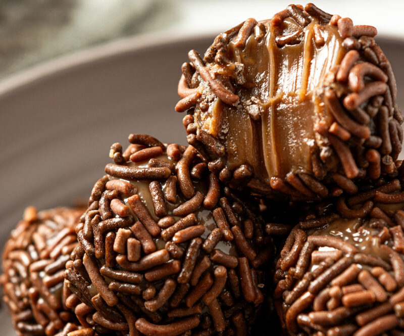 Met maar 4 ingrediënten maak je brigadeiros: makkelijke chocoladetruffels uit Brazilië