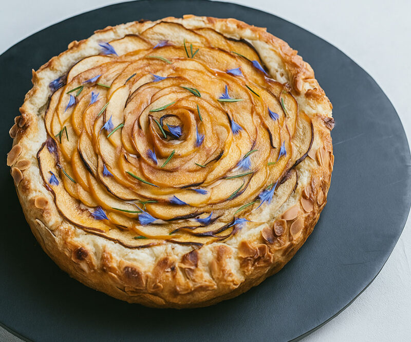 Deze blikvanger is verrassend eenvoudig en verrassend smaakvol: perzik-geitenkaasgalette