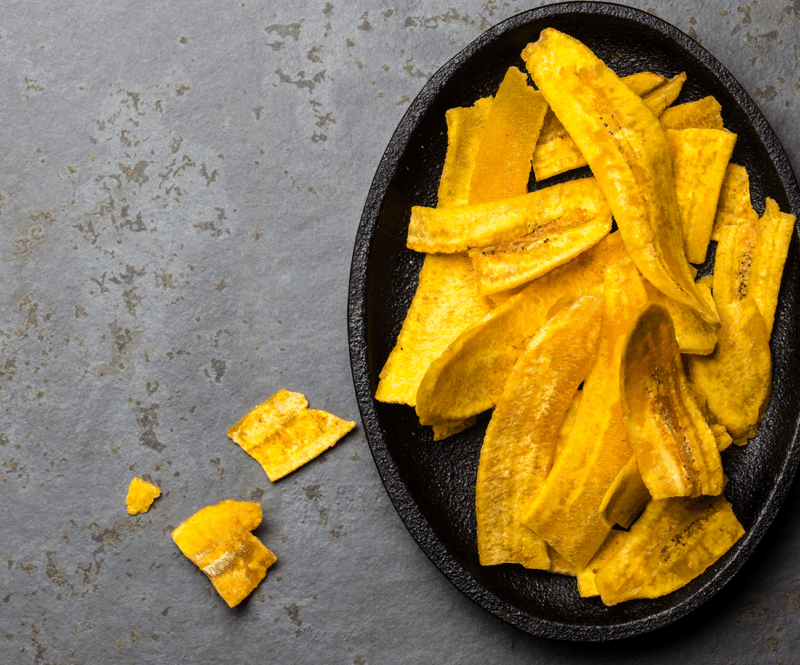 Bananenchips bakken van groene bakbananen: zo maak je dat