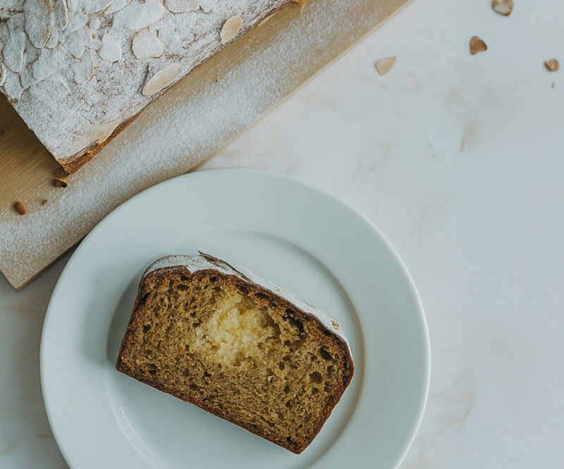 Luxe bananenbrood met amandelspijs en geschaafde amandelen