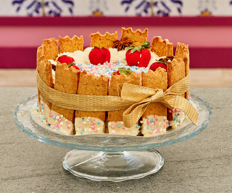 Charlotte Russe met anijskoekjes en muisjes (als geboortetaart)