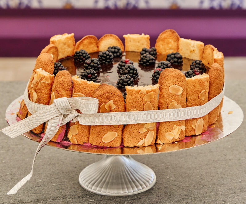 Charlotte Russe met amandelkoekjes, bramen en chocolade