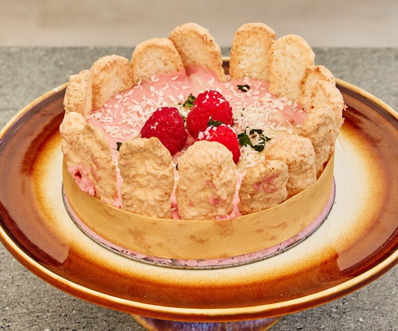 Charlotte Russe met kokoskoekjes en frambozen-chocolademousse