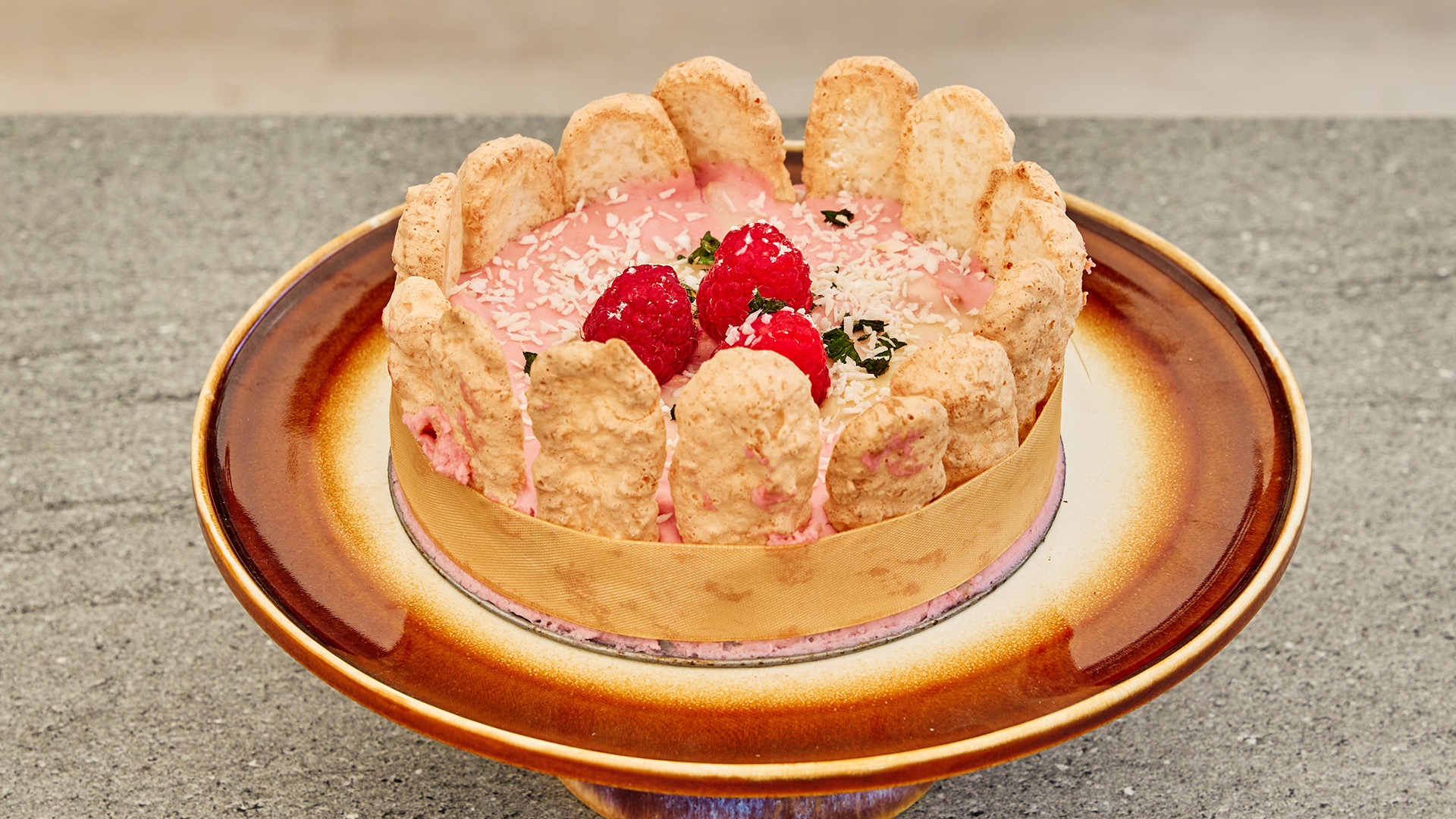 Charlotte Russe met kokoskoekjes en frambozen-chocolademousse