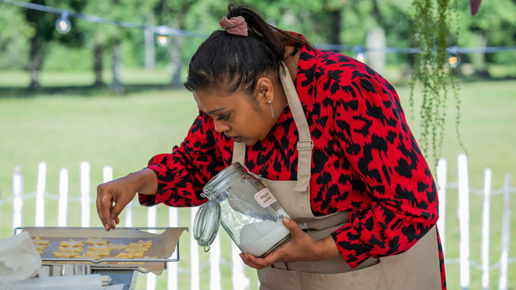 Tracy is bezig om koekjes te bakken in de tent.