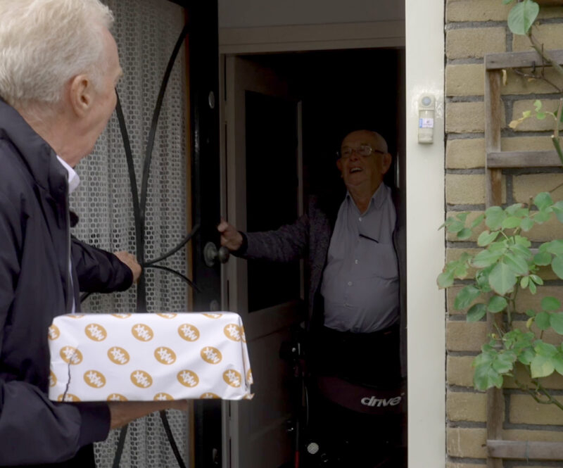 André verrast de 100-jarige Adri