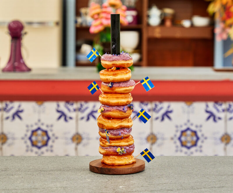 Donuts met sinaasappel saffraan en zwarte bes ganache