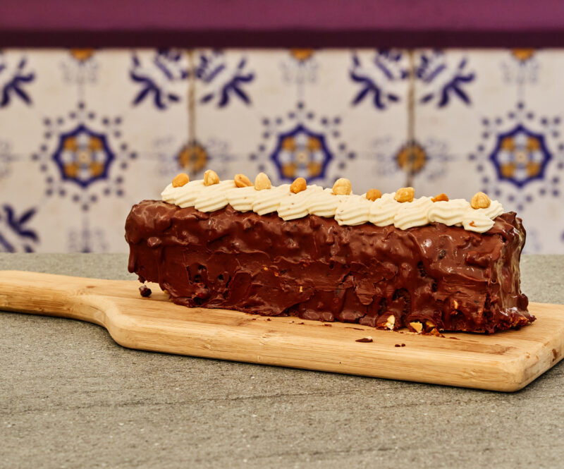 Gevulde chocoladecake met pinda-hazelnoot nougatine