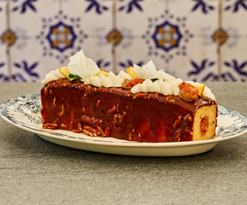 Gevulde kardemom cake met perzik compote