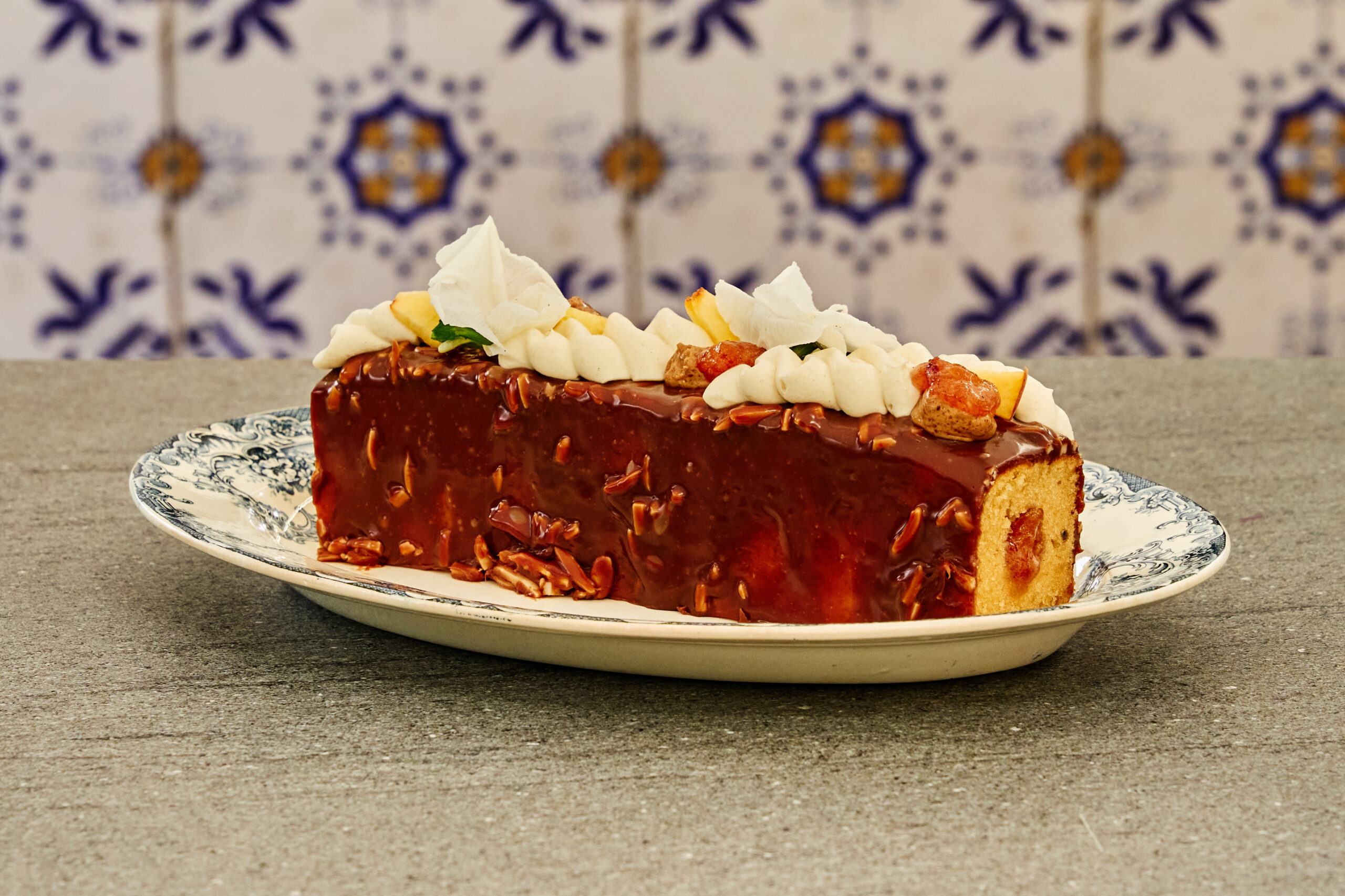 Gevulde kardemom cake met perzik compote