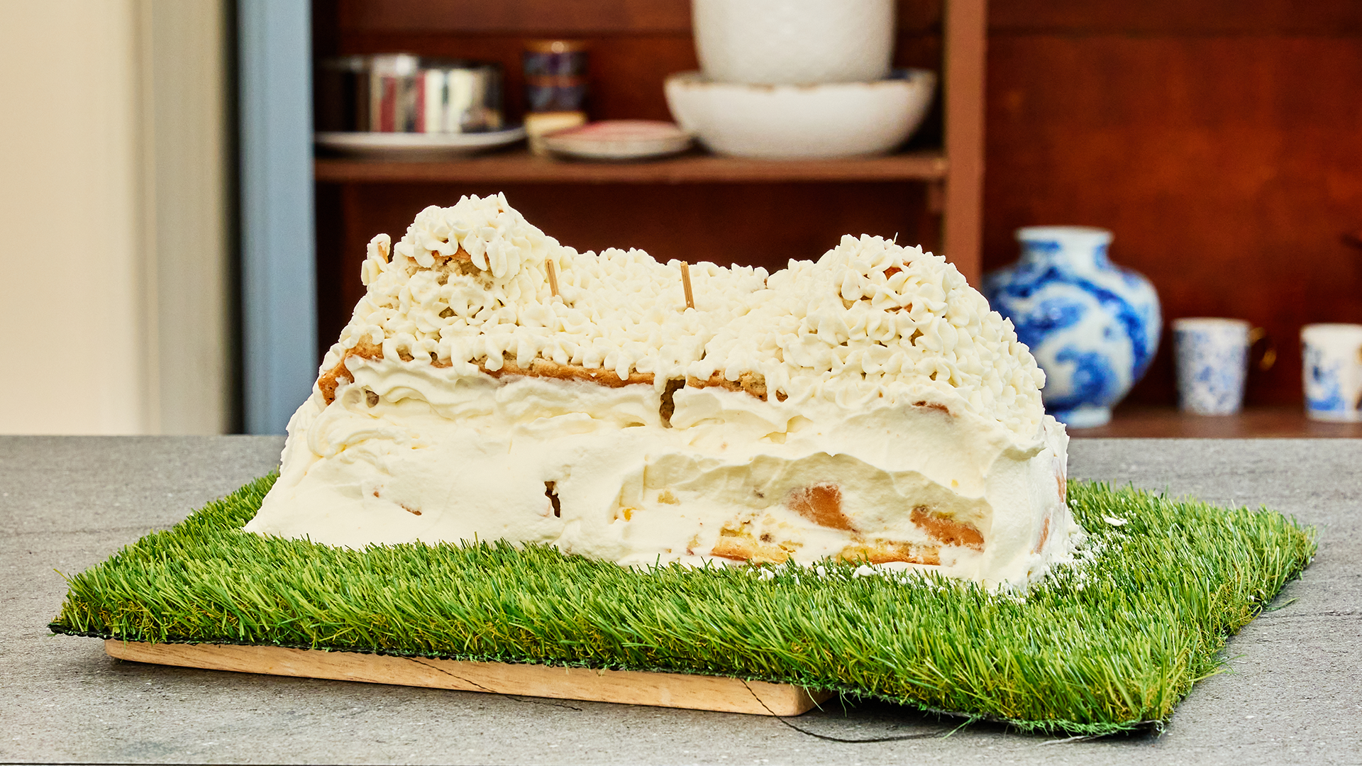 Tent taart van kokoscake met mango-ganache en kokos-limoenmousse