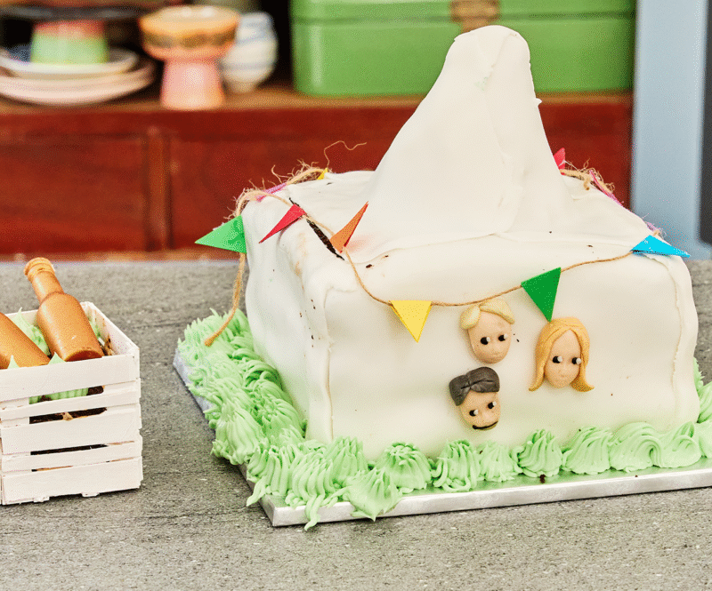 Tent taart van chocoladebiscuit met cafecitovulling en gezouten hazelnootpraliné