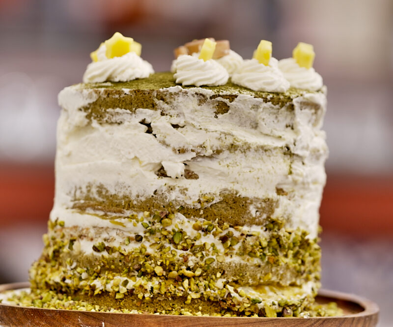 Matcha-mango slagroomtaart met pistache en kokoscrunch