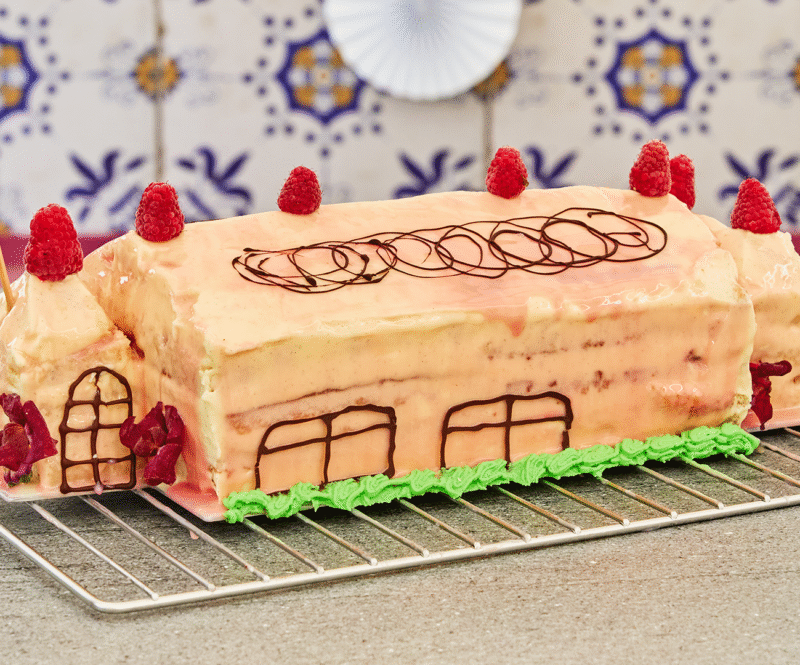 Tent taart met frambozenvulling en vanille-roomkaascrème