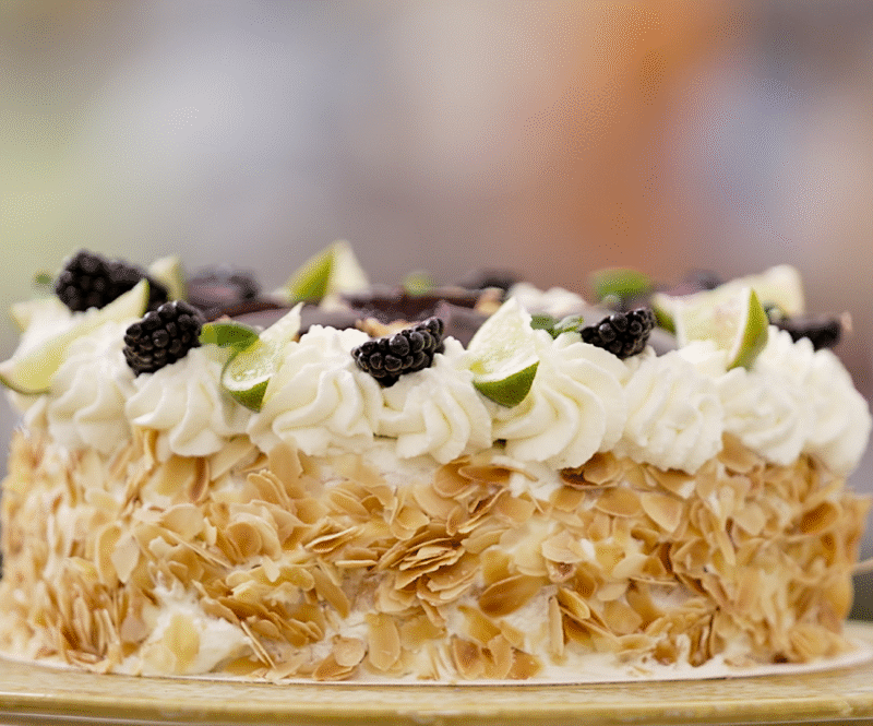 Luxe slagroomtaart met limoen en basilicum