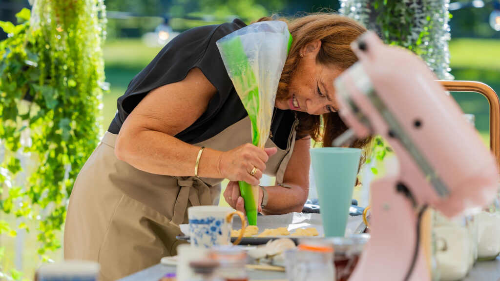 Anneke aan het werk in de tent.