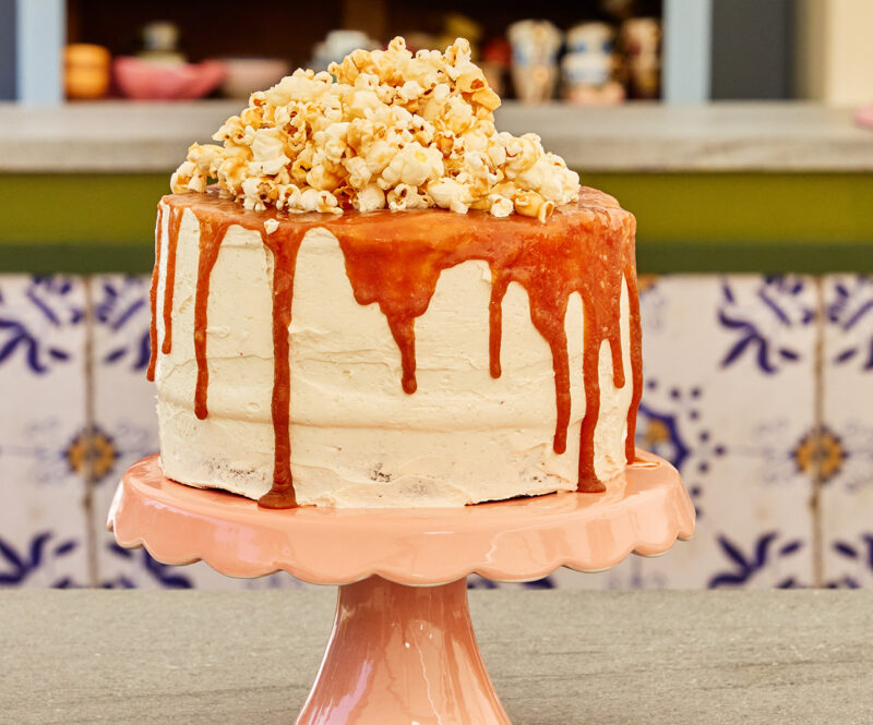 Sticky toffee cake met pindakaas en popcorn