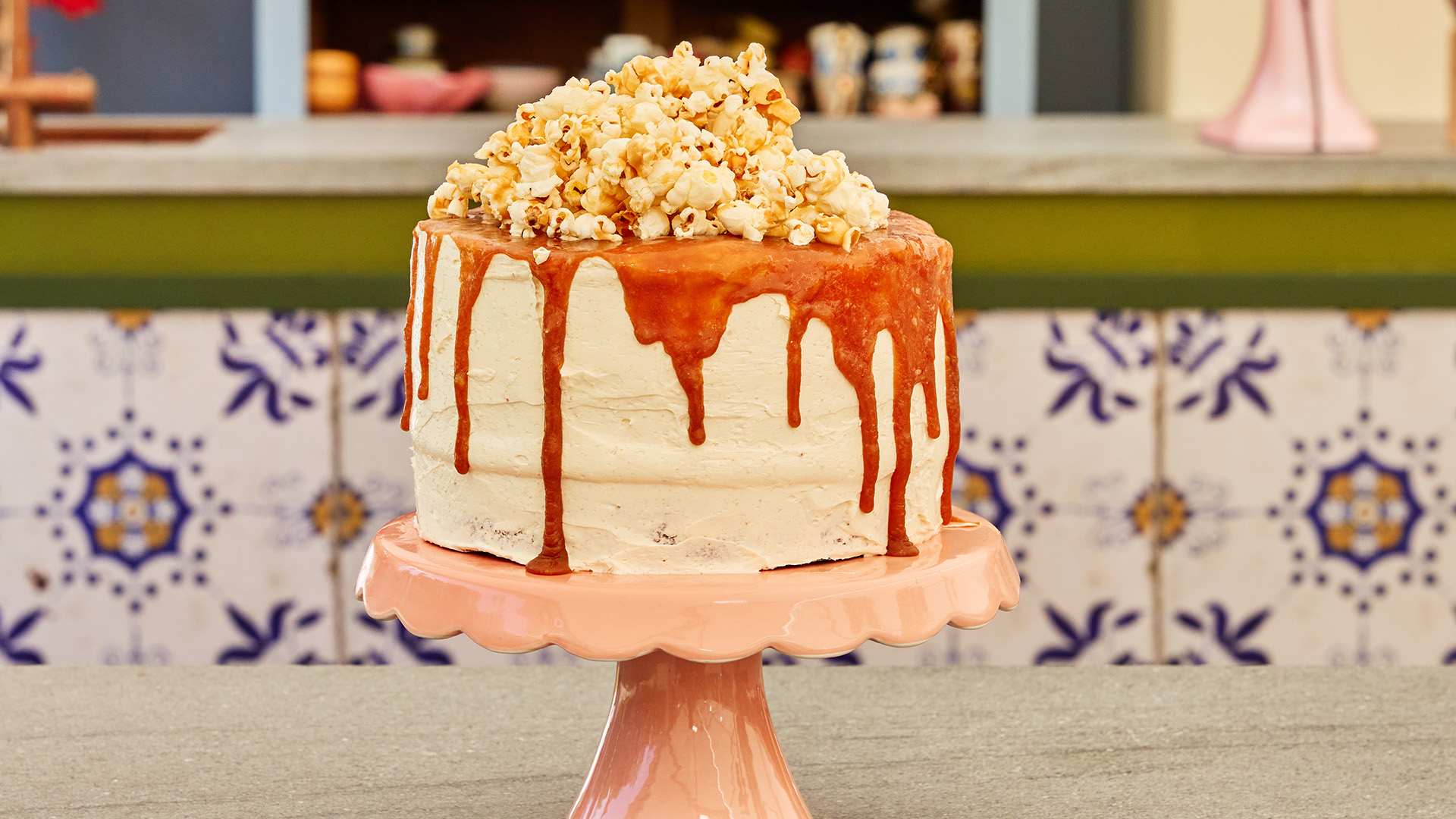 Sticky toffee cake met pindakaas en popcorn