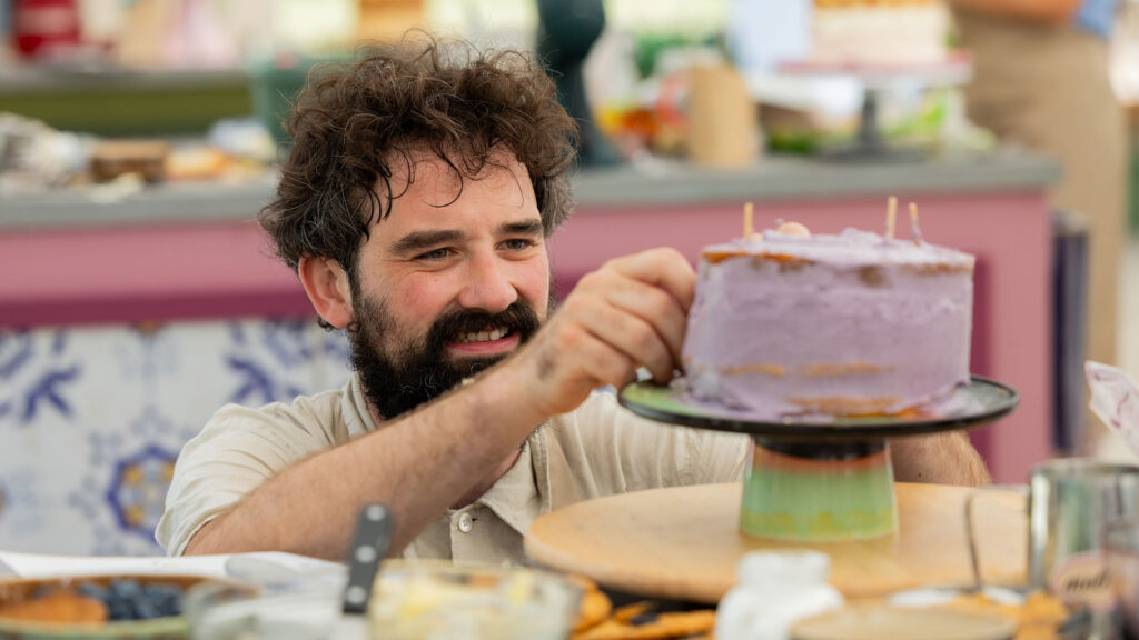 Daan bezig met een taart.