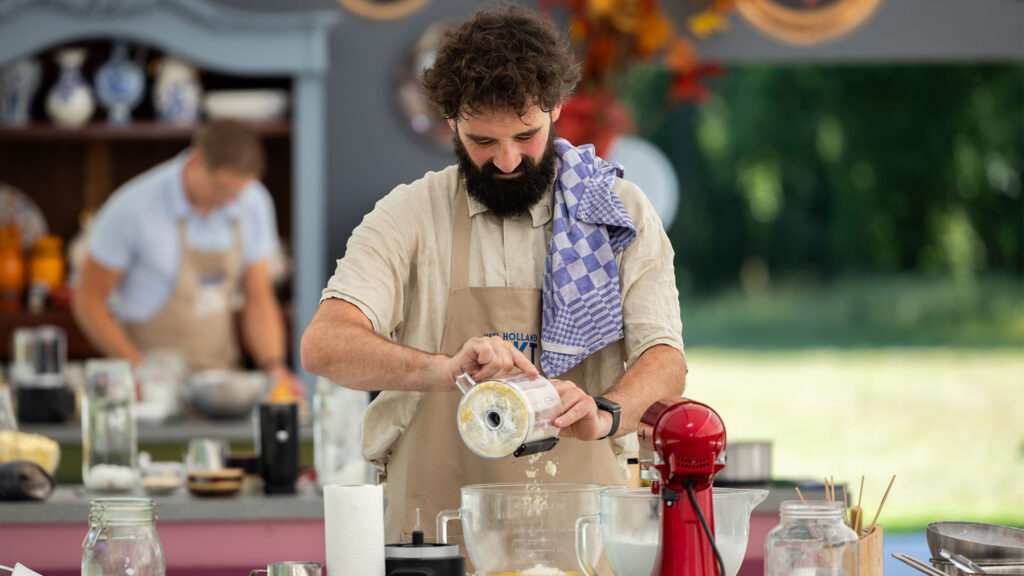 Daan bezig in de tent.