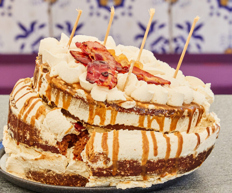 Sticky toffee cake met bacon en miso karamel