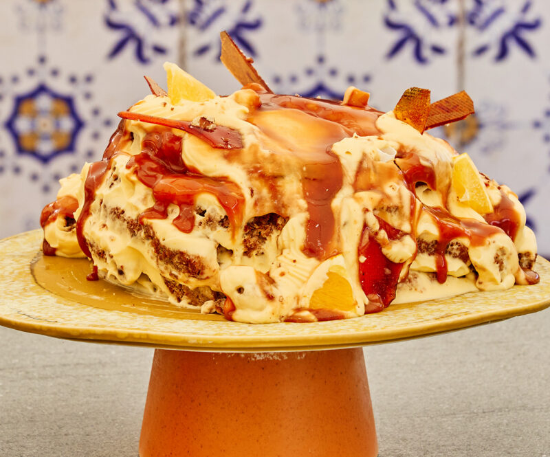 Sticky toffee cake met karamelschotsen