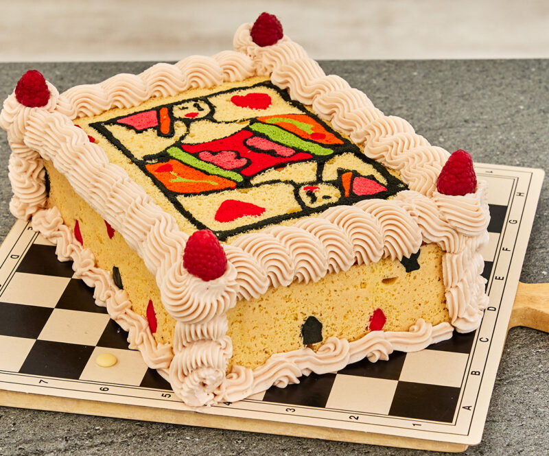 Suprisetaart met red velvet, frambozen en witte chocolade